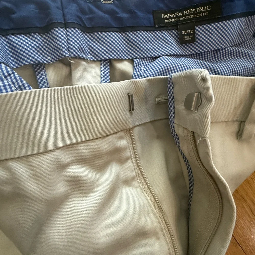 NWOT Banana Republic Tailored Slim Fit Pant. Khaki. 38/32